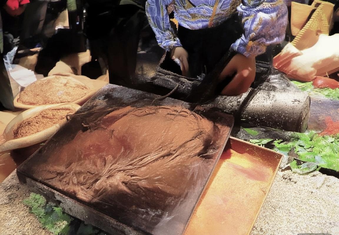 阿独立与萨斯菲文字交融：历史轨迹与身份探索